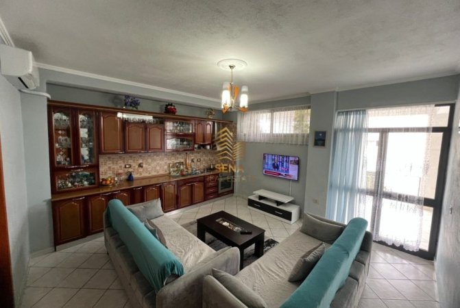 Tirane, jepet me qera apartament 2+1+Ballkon Kati 1, 135 m² 350 € (Pranë gjimnazit Abdylla Keta)