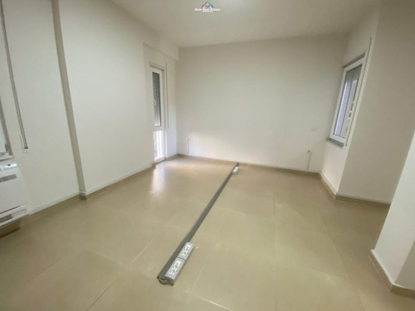 Tirane, jepet me qera zyre Kati 2, 92 m² 1.000 € 