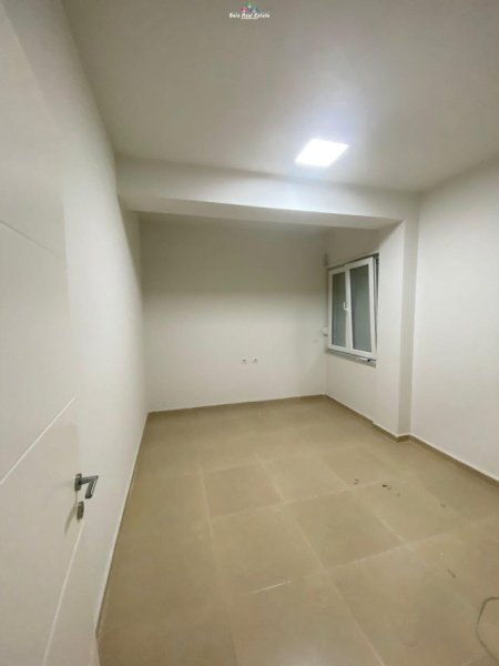Tirane, jepet me qera zyre Kati 2, 92 m² 1.000 € 