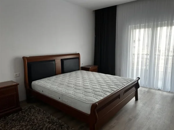 Tirane, jepet me qera apartament 3+1+Aneks+Ballkon Kati 2, 120 m² 700 € (Prane American 3)
