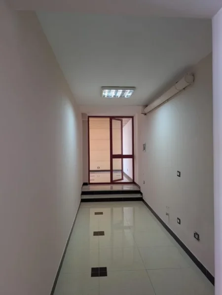 Durres, jepet me qera ambjent biznesi Kati 2, 180 m² 900 € (Poliklinika, Durres)