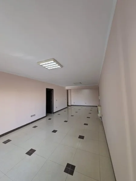 Durres, jepet me qera ambjent biznesi Kati 2, 180 m² 900 € (Poliklinika, Durres)