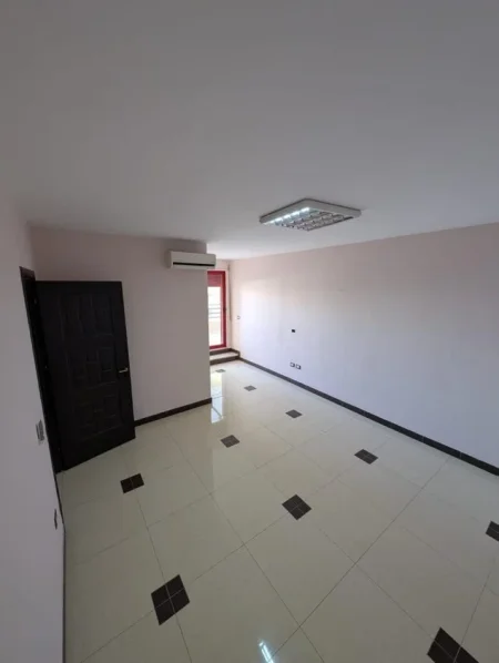 Durres, jepet me qera ambjent biznesi Kati 2, 180 m² 900 € (Poliklinika, Durres)