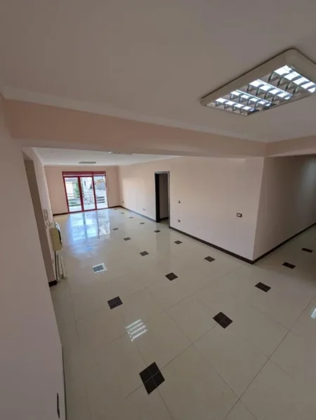 Durres, jepet me qera ambjent biznesi Kati 2, 180 m² 900 € (Poliklinika, Durres)