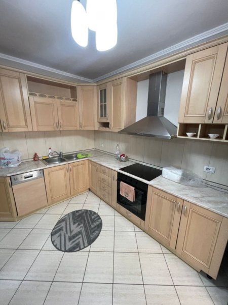 Tirane, jepet me qera apartament 2+1+Ballkon Kati 5, 120 m² 1.000 € (Prane Stadiumit Air Albania)