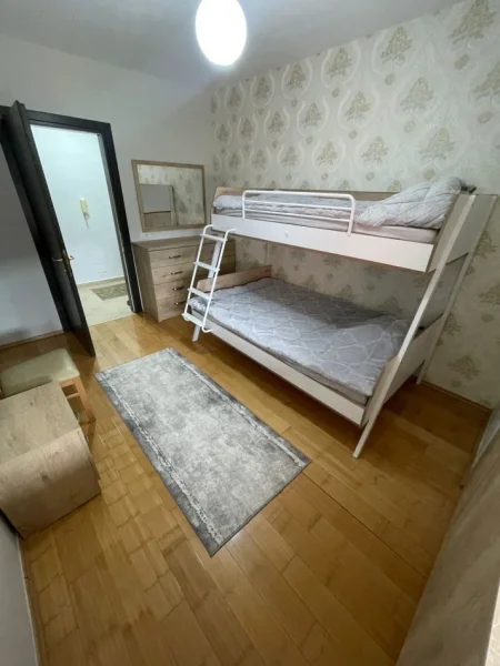 Tirane, jepet me qera apartament 2+1+Ballkon Kati 5, 120 m² 1.000 € (Prane Stadiumit Air Albania)