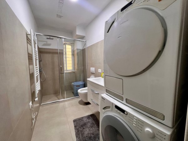 Tirane, jepet me qera apartament 2+1+Ballkon Kati 5, 75 m² 550 € (Tregu Elektrik)