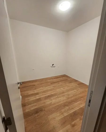 Tirane, jepet me qera apartament 1+1+Ballkon Kati 3, 65 m² 600 € (QENDER)