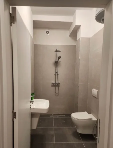 Tirane, jepet me qera apartament 1+1+Ballkon Kati 3, 65 m² 600 € (QENDER)