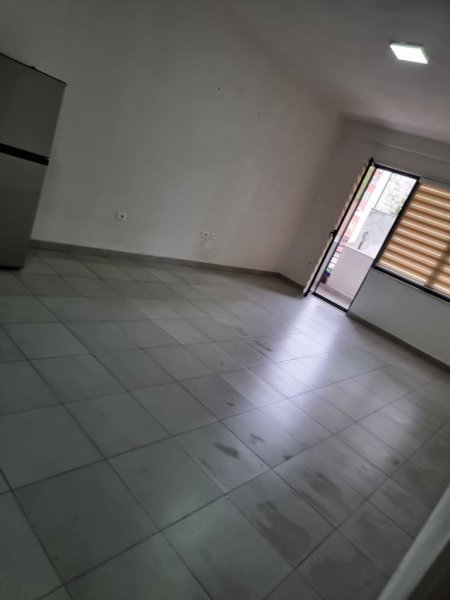 Tirane, jepet me qera ambjent biznesi Kati 3, 94 m² 800 € (Pazari i Ri)