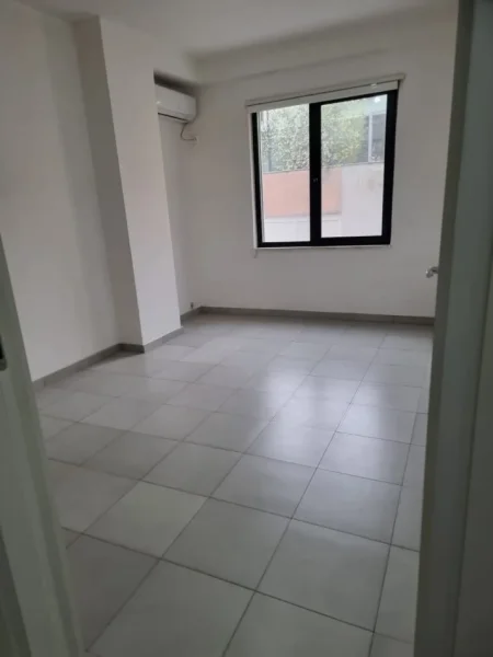 Tirane, jepet me qera ambjent biznesi Kati 3, 94 m² 800 € (Pazari i Ri)