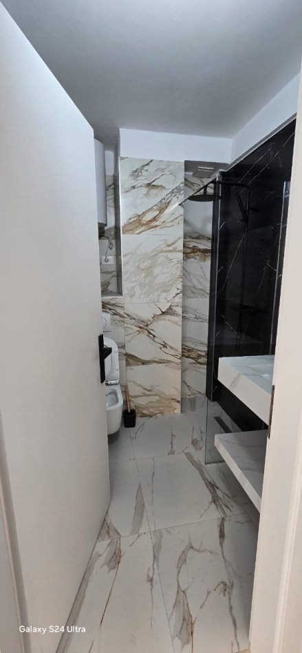 Tirane, jepet me qera dyqan Kati 1, 100 m² 900 € (pazari i ri)