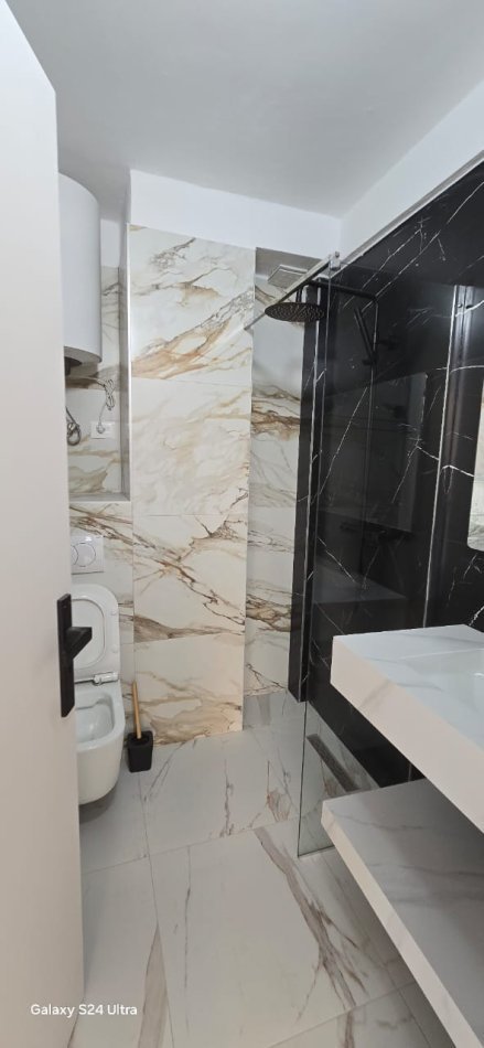 Tirane, jepet me qera dyqan Kati 1, 100 m² 900 € (pazari i ri)