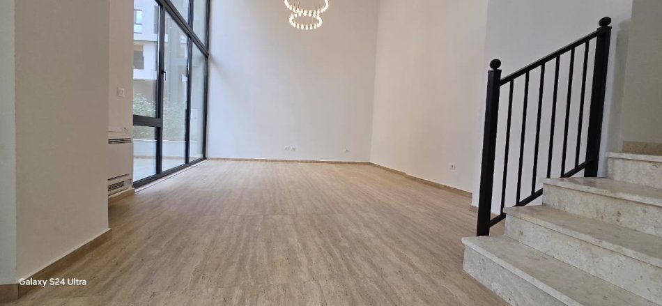 Tirane, jepet me qera dyqan Kati 1, 100 m² 900 € (pazari i ri)