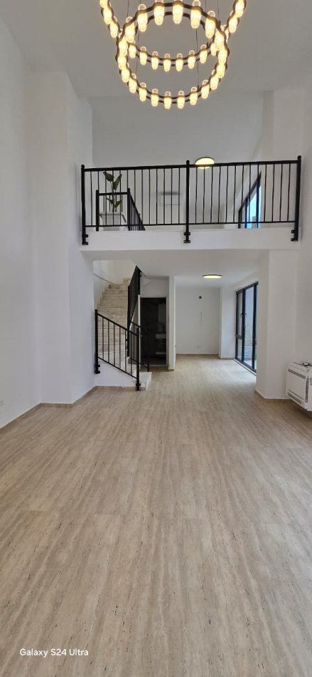 Tirane, jepet me qera dyqan Kati 1, 100 m² 900 € (pazari i ri)
