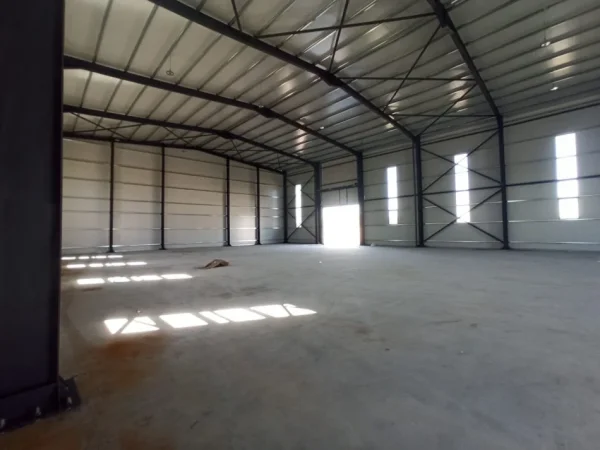 Tirane, jepet me qera magazine , 1.075 m² 5.000 € (Pranë Autostradës Tiranë – Durrës)