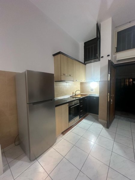 Tirane, jepet me qera apartament 1+1+Aneks Kati 1, 60 m² 350 € (rruga 5 maji)