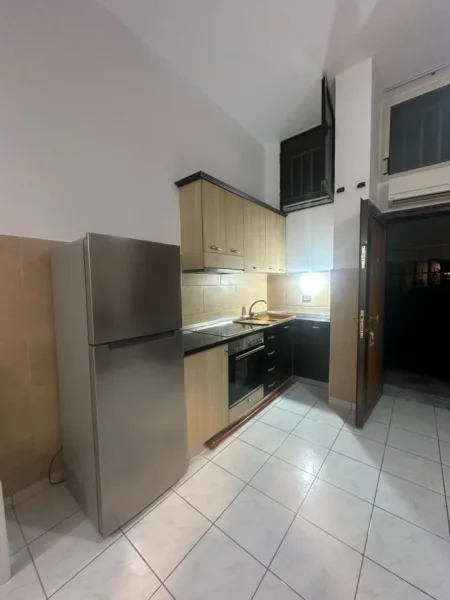 Tirane, jepet me qera apartament 1+1+Aneks Kati 1, 60 m² 350 € (rruga 5 maji)