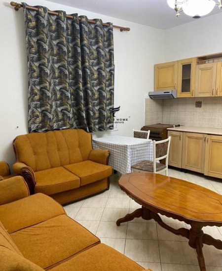 Tirane, jepet me qera apartament 1+1+Ballkon Kati 1, 60 m² 400 € (STACIONI TRENIT)