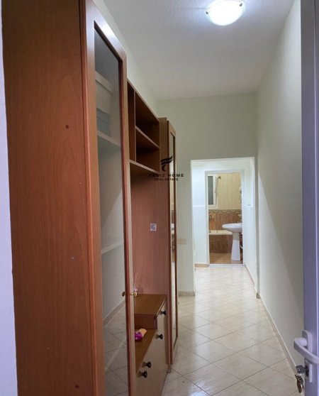 Tirane, jepet me qera apartament 1+1+Ballkon Kati 1, 60 m² 400 € (STACIONI TRENIT)