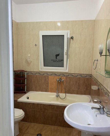 Tirane, jepet me qera apartament 1+1+Ballkon Kati 1, 60 m² 400 € (STACIONI TRENIT)