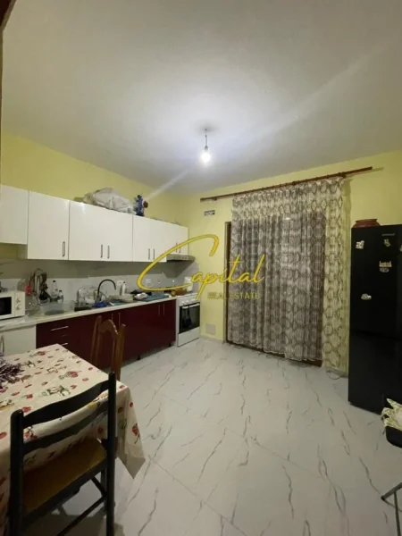 Tirane, jepet me qera apartament 2+1 Kati 1, 115 m² 600 € (ALI DEMI)