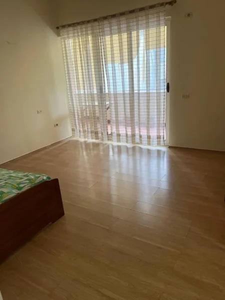 Tirane, jepet me qera apartament 1+1 Kati 2, 89 m² 450 € (Shkolla e kuqe)