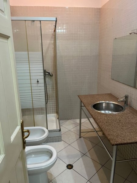 Tirane, jepet me qera apartament 1+1 Kati 2, 89 m² 450 € (Shkolla e kuqe)