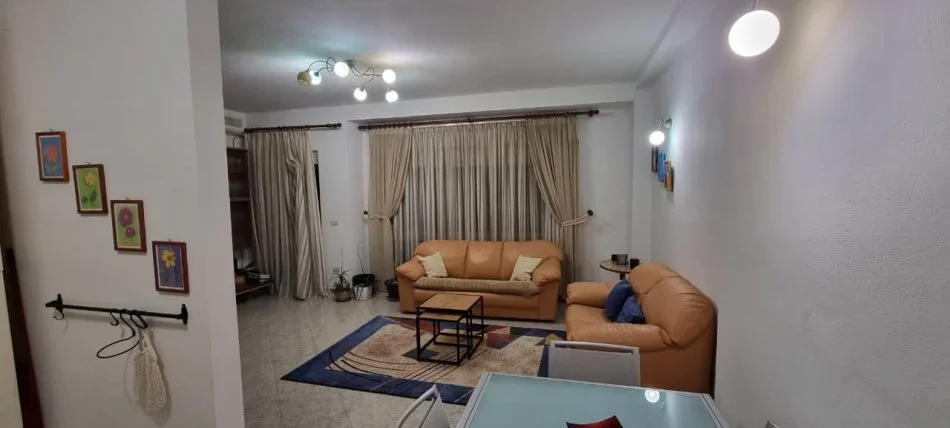 Tirane, jepet me qera apartament 1+1 Kati 9, 84 m² 700 € (Qendër)