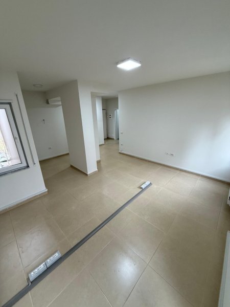 Tirane, jepet me qera zyre , 93 m² 1.000 € (Komuna Parisit)