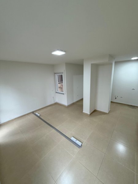 Tirane, jepet me qera zyre , 93 m² 1.000 € (Komuna Parisit)