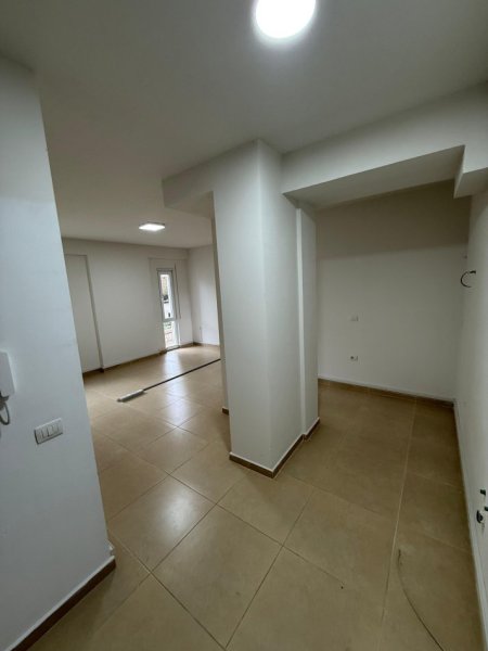Tirane, jepet me qera zyre , 93 m² 1.000 € (Komuna Parisit)