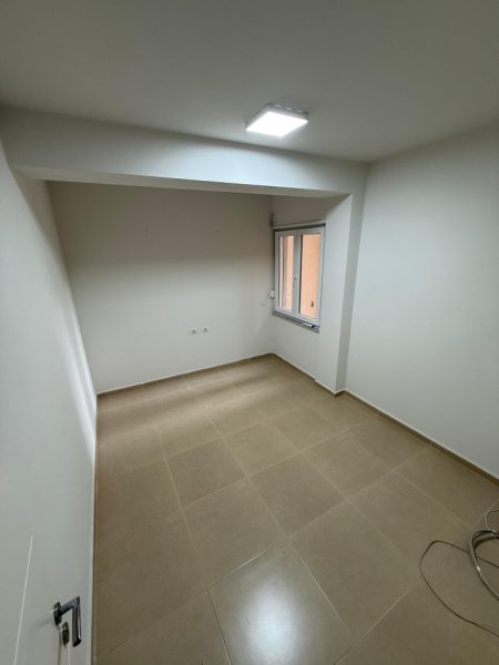 Tirane, jepet me qera zyre , 93 m² 1.000 € (Komuna Parisit)