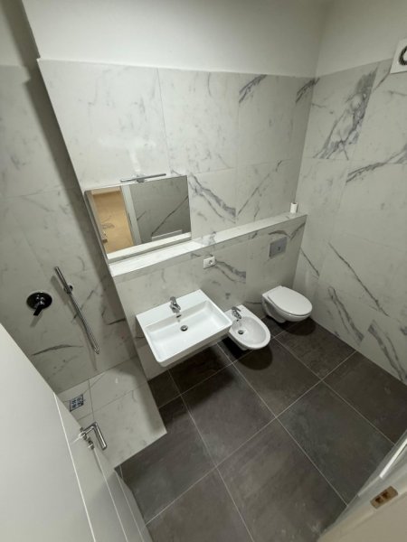 Tirane, jepet me qera zyre , 93 m² 1.000 € (Komuna Parisit)