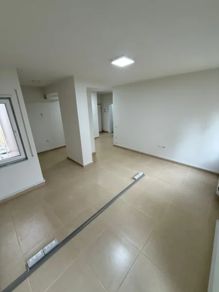 Tirane, jepet me qera ambjent biznesi , 93 m² 1.000 € (Rr. e Kosovareve)