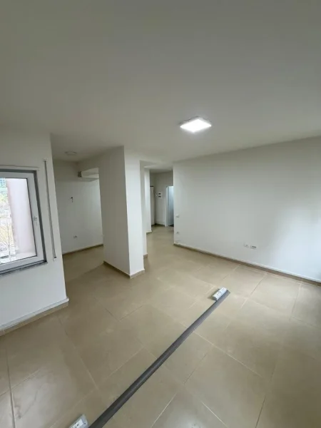 Tirane, jepet me qera ambjent biznesi , 93 m² 1.000 € (Rr. e Kosovareve)