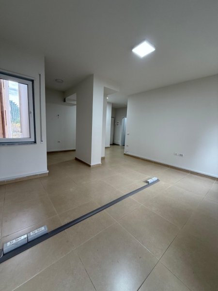 Tirane, jepet me qera ambjent biznesi , 93 m² 1.000 € (Rr. e Kosovareve)
