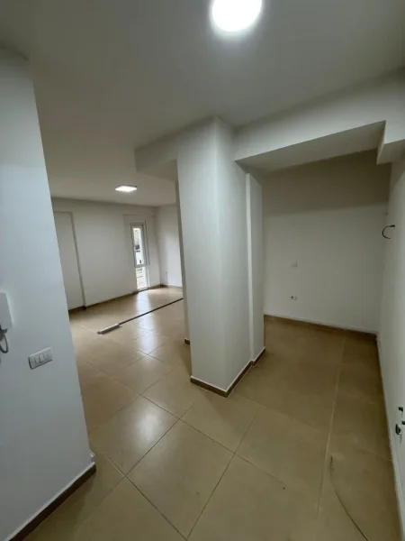 Tirane, jepet me qera ambjent biznesi , 93 m² 1.000 € (Rr. e Kosovareve)