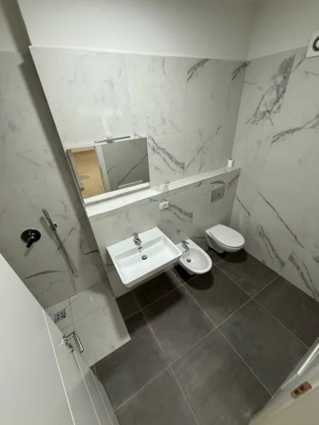 Tirane, jepet me qera ambjent biznesi , 93 m² 1.000 € (Rr. e Kosovareve)