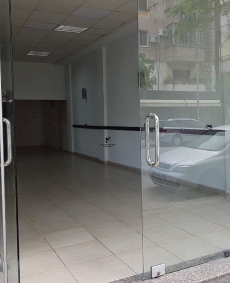 Tirane, jepet me qera dyqan Kati 0, 30 m² 500 € (21 DHJETORI)