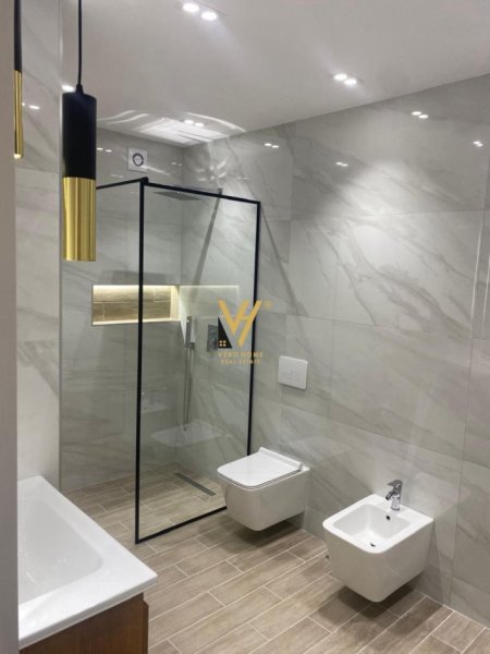 Tirane, shitet apartament 2+1+Ballkon Kati 5, 133 m² 265.000 € (KOMUNA E PARISIT)