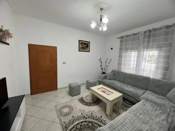 Tirane, jepet me qera apartament 2+1 Kati 1, 135 m² 380 € (Unaza e Madhe, Shkoze)
