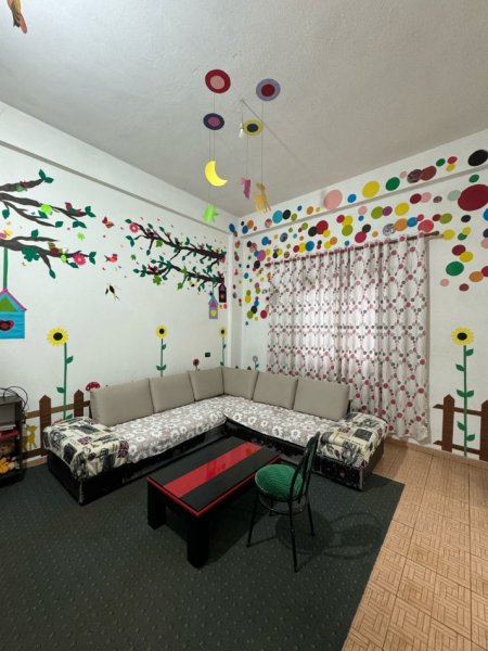 Tirane, jepet me qera ambjent biznesi Kati 0, 230 m² 800 € (Institut)