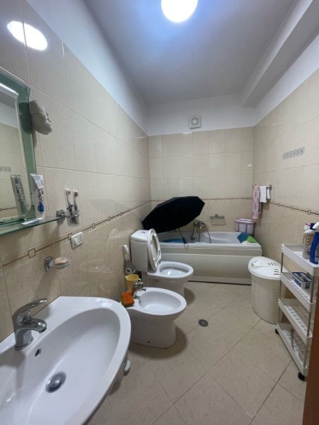 Tirane, jepet me qera apartament 2+1+Ballkon , 120 m² 550 € (Perball Delijorgjit)