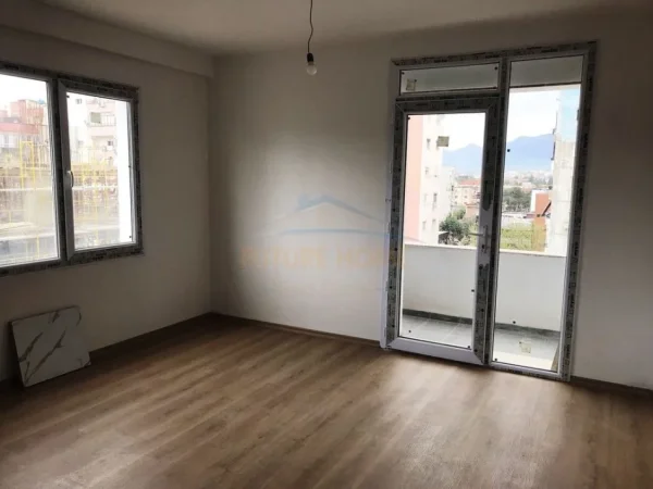 Tirane, jepet me qera apartament 2+1+Ballkon Kati 6, 95 m² 500 € (Fusha e Aviacionit, Rruga Dritan Hoxha)