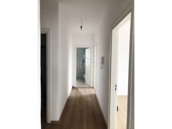 Tirane, jepet me qera apartament 2+1+Ballkon Kati 6, 95 m² 500 € (Fusha e Aviacionit, Rruga Dritan Hoxha)