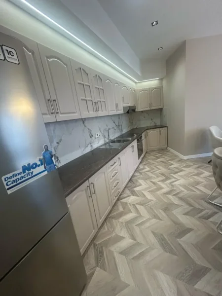 Tirane, jepet me qera apartament 2+1 , 120 m² 1.200 € (Qender)