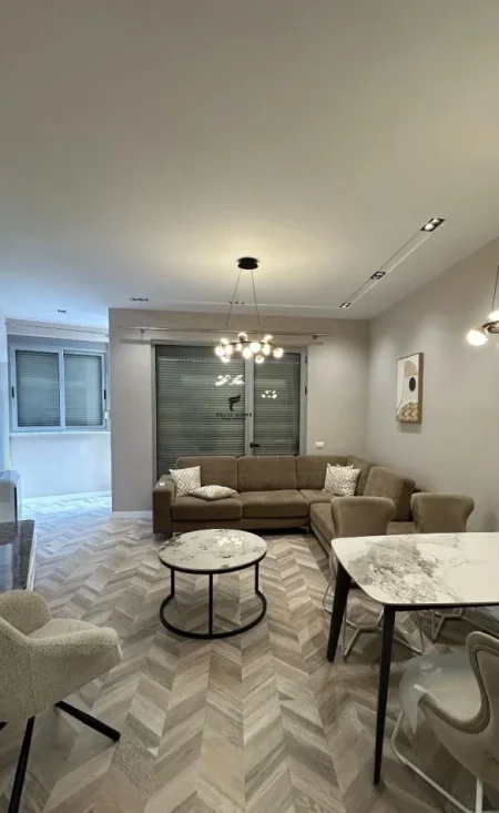 Tirane, jepet me qera apartament 2+1+Ballkon Kati 7, 120 m² 1.300 € (QENDER)