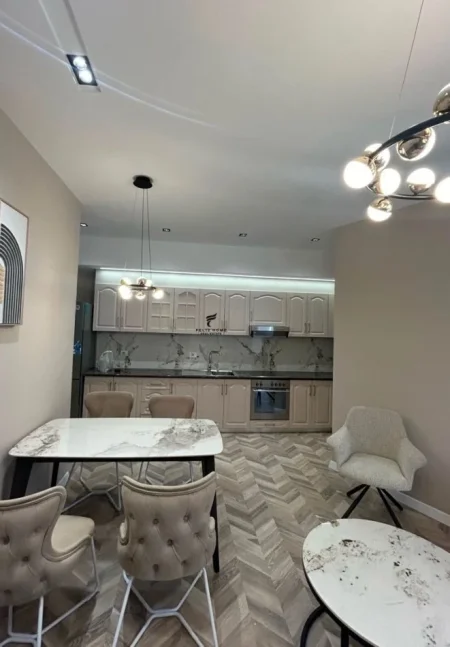 Tirane, jepet me qera apartament 2+1+Ballkon Kati 7, 120 m² 1.300 € (QENDER)