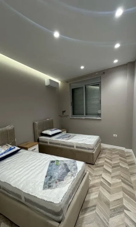 Tirane, jepet me qera apartament 2+1+Ballkon Kati 7, 120 m² 1.300 € (QENDER)
